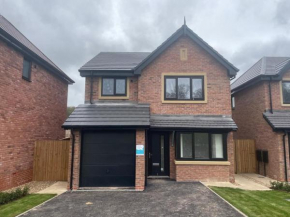 Brand-New, 2 Private Bedrooms Available, Stunning Views, Stoke Hospital, Alton Towers, Keele University, Trentham Gardens, Free Parking & Wi-Fi